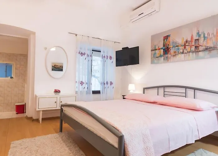 Omis Center Vila
