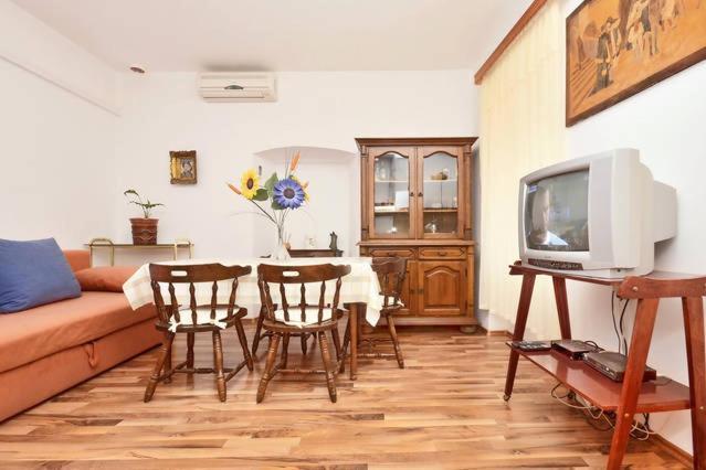 Apartment Center Omis